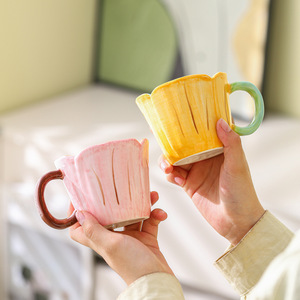 Mug à café en céramique peint à la main motif tulipe, idéal pour le thé de l'après-midi, cadeau de vacances, souvenir d'anniversaire pour la meilleure amie - Product Image 2