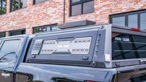 غطاء صندوق الشاحنة متوفر للشحن السريع، غطاء ألومنيوم مزدوج للكابينة لسيارات فورد F150 وجي إم سي سييرا 1500 وتويوتا تندرا - Product Image 6