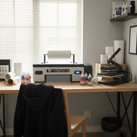 Impresora de Película Directa de Escritorio Confiable A3/A1 de 330 mm con Cabezal Epson L1800, Sistema de Tinta CMYKW, para Impresión de Camisetas, 1 Año de Garantía