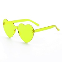 Lunettes de soleil Cœur d'amour en promotion, colorées et tendance, avec monture bleue pour mariages, accessoires photo thème amour rouge et rose