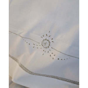 Drap en lin antique Pietrochianese avec broderie ajourée, draps plats et housses de matelas élégants - Product Image 4