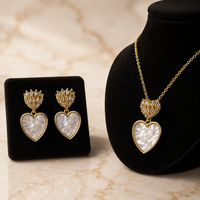 Klassisches Set aus Perlmutt-Herzanhänger mit Zirkonia und Tropfenohrringen |   2-teiliger Kupferschmuck