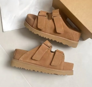 Chanclas clásicas de verano UGGs marrones con doble hebilla, suela gruesa, doble velcro y diseño de zapatillas de gamuza fáciles de poner. - Product Image 4