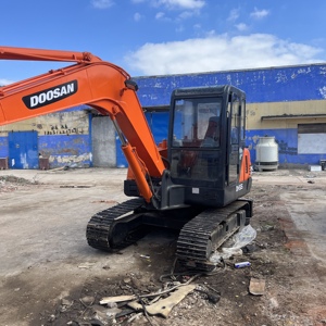 Excavatrice d'occasion Doosan DH55 de 5,5 tonnes, chenilles en caoutchouc, légère, pour travaux de terrassement, d'agriculture, de rénovation municipale - Product Image 3