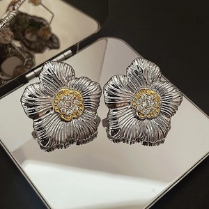 Eleganti Orecchini a Perno con Fiore di Gardenia, Texture Vintage Bicolore, Gioielli da Donna alla Moda per Uso Quotidiano, Regalo Chic - Product Image 1