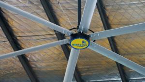 Ventilateur de plafond industriel HVLS de 10 pieds, grande ventilation solaire pour les fermes, les espaces commerciaux, similaire aux ventilateurs Big Ass - Product Image 5