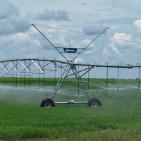 Système d'irrigation agricole d'exportation avec lance d'arrosage et pompe de surpression pour équipement à pivot central utilisé en agriculture en zone sèche