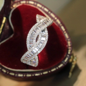 Anello Geometrico Incrociato da Donna, Elegante Gioiello di Moda - Product Image 2