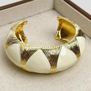 Nouveau français luxe Niche Design alliage large Version étroite émail bracelet rétro mode émail ouvert Bracelet pour les femmes - Product Image 6