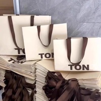 Sacs de shopping en papier kraft beige crème classique de luxe recyclé pour vêtements et chaussures, avec votre propre logo, emballages cadeaux personnalisés, ruban
