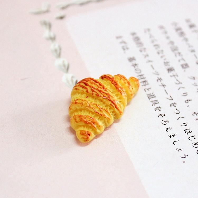 Triangular croissant egg yellow (26*16*6mm)