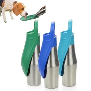 Dispenser d'acqua per cuccioli in acciaio inossidabile di nuovo Design bottiglia per cani da passeggio all'aperto riutilizzabile bottiglia per animali domestici a parete singola leggera