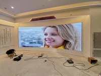 P2.5 İç/Dış Mekan Su Geçirmez 4K Esnek LED Ekran Paneli, Hem İç Hem Dış Mekan Kullanımı için 4mm Temperli Cam ile