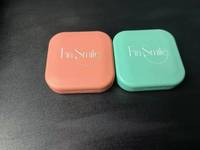 Support de prothèse dentaire Portable et boîte de rangement étui à bretelles dentaires pièces OEM processus d'extrusion taille et Logo personnalisables matériau ABS/PC