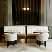 Ensemble de mobilier de café-restaurant : banquette demi-cercle ronde en marbre, chaise et table, canapé-banquette