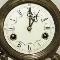 Horloge/skellétoir de style français antique en laiton poli, mouvement à dôme ovale, calendrier et baromètre