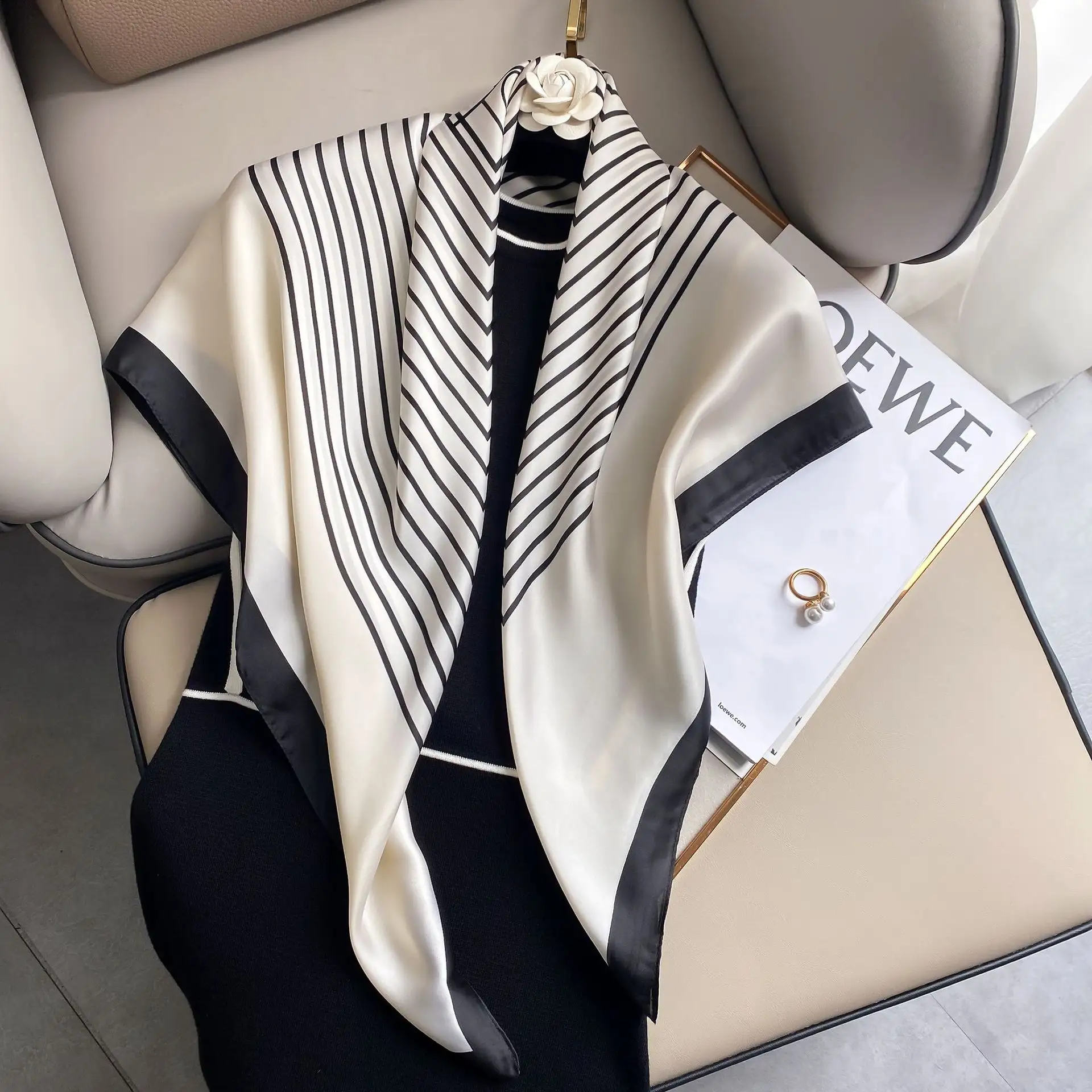 Groothandel Nieuwste Dames Vierkante Tudung Zijden Sjaal 90*90Cm Koreaanse Mode Zwarte En Witte Strepen Gedrukt Haar Sjaals designer