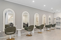 Fauteuil de coiffure en cuir vert sauge pour salon de beauté, chaise de barbier économique avec repose-pieds et vérin hydraulique pour femmes
