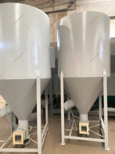 China Farm Vertical Grinding <strong>Mixer</strong> 500kg 1000kg 2000kg Corn Soybean Rice Grinding <strong>Mixer</strong> Chicken Feed <strong>Mixer</strong> - Product Image 3