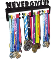 Porte-médaille en métal noir personnalisé "Never Give Up" Plus de 50 trophées Porte-médaille pour la décoration intérieure Cintre mural de luxe