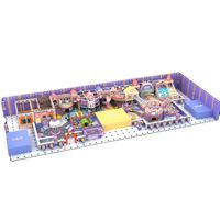Équipement de terrain de jeux intérieur pour enfants de grande envergure avec piscine à balles, toboggan, carrousel et bac à sable sur le thème des macarons, et structure de ville simulée