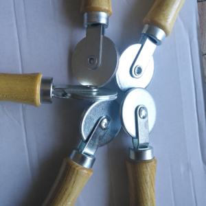 Оптовая продажа с завода: Ролик для ремонта шин, портативный инструмент для швейной работы по шинам, с деревянной ручкой и шарикоподшипником - Product Image 2