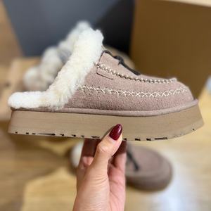 Botas de Invierno para Mujer de Alta Calidad, Nuevas, a la Moda, Tipo Uggs, Cómodas, Cálidas, de Cuero Genuino, Diseño de Punta Redonda, Personalizables - Product Image 1