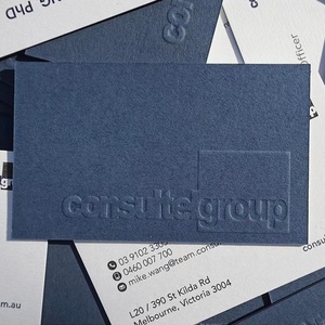 Carte <span class=keywords><strong>de</strong></span> visite sur mesure élégante en carton bleu marine, impression à l'aveugle, papier bleu foncé élégant, carte <span class=keywords><strong>de</strong></span> visite minimaliste pour entreprise moderne et luxueuse - Product Image 1