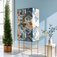 Armoire à vin élégante et luxueuse avec supports suspendus en verre intégrés, support en forme de X doré pour armoire à vin résidentielle haut de gamme