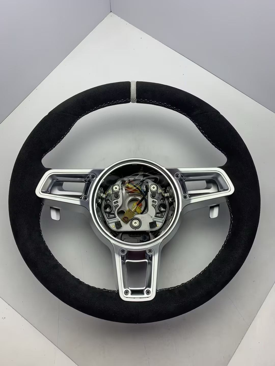 ワンランク上の運転体験を ポルシェステアリングホイール のプレミアム