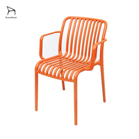 Chaise de salle à manger moderne pour hôtel du fabricant d'Europe du Nord Offre spéciale Plastique polypropylène PP avec accoudoir Caractéristique empilable