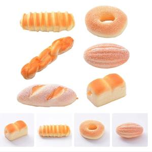 Vente en gros de <span class=keywords><strong>faux</strong></span> pain en PU à haute imitation corne de fromage - Product Image 6