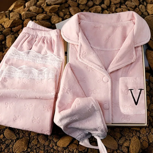 Conjunto de pijama de terciopelo suave para mujer, con cuello de solapa, ribete de encaje y letras bordadas, ideal para otoño e invierno, gran éxito de ventas. - Product Image 1