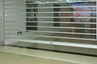 Porte à enroulement électrique en polycarbonate transparent, design à lamelles droites, pour vitrine de magasin et kiosque de centre commercial