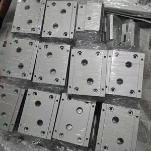 قطع غيار آلات CNC دقيقة ذات هيكل مزودة بغطاء ألومنيوم وغلاف منزلي مصنوعة من الألومنيوم