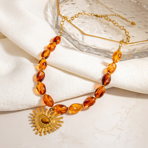 Collar de cuentas de resina con colgante de corazón, cadena de clavícula en tono dorado, joyería de moda para otoño e invierno - Product Image 3