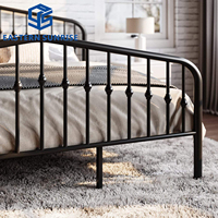 Lit simple en métal de style élégant et design antique, avec cadre en métal robuste de couleur noire, pour chambre à coucher minimaliste.