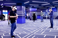 Simulateur de tir VR en salle spacieuse avec déplacement libre et exploration, arène de réalité virtuelle multijoueur, expérience de réalité virtuelle gratuite
