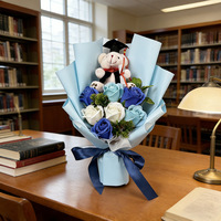 Bouquet de roses artificielles fait main avec ours docteur et toque de diplômé, cadeau haut de gamme pour la saison des diplômes, pour camarades de classe et meilleurs amis