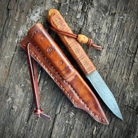Couteau Viking artisanal, lame en acier carbone, manche en bois gravé, étui en cuir avec symboles solaires ou signes du zodiaque.