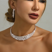 Ensemble collier et boucles d'oreilles à chaîne à griffes en strass exagérés - Accessoires de vente en gros européens et américains pour femmes