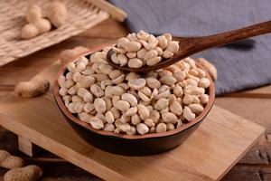 Hot Selling High Oleic Raw Erdnuss kerne Lieferant Fabrik Direkt Erdnuss samen Niedrig feuchtigkeit geschälte hautlose rohe Erdnuss kerne - Product Image 5