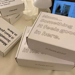 "สิ่งที่มันรู้สึกดีในที่นี่" กล่องบรรจุกระดาษจดหมายกล่องของขวัญพับจัดส่งเสื้อผ้ากระดาษลูกฟูกสีขาว - Product Image 1