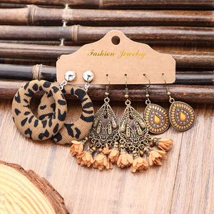 Boucles d'oreilles pendantes bohèmes en alliage plaqué bronze antique avec pompons pour femme – Bijoux de mode pour soirée - Product Image 1