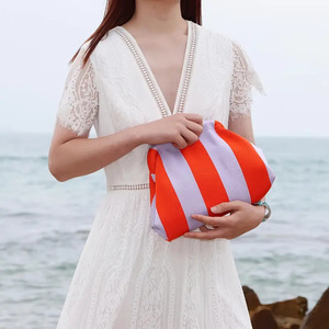 Bolsa de Maquillaje Grande Tipo Nube, Bolso de Mano Versátil de Punto, Bolso Tipo Clutch a Rayas para Mujer - Product Image 2