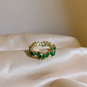 Vente en gros de bagues en laiton plaqué or 18 carats, tendance, zircon, cristal vert diamant, bagues de mode pour les filles et les femmes - Product Image 3