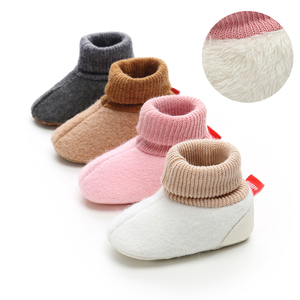 Chaussons d'hiver chauds pour bébés Chaussures de berceau en tricot doux doublé de polaire pour nourrissons et tout-petits - Product Image 1