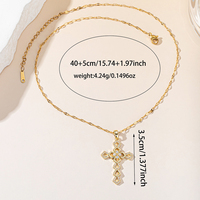 Collier délicat en or avec pendentif croix ajourée, serti de zircons cubiques ronds, style religieux géométrique, idéal pour le quotidien, les fêtes ou comme cadeau