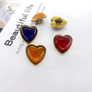 Cũ Cổ Điển Màu Đỏ Hình Trái Tim Đầy Màu Sắc Shank Nút Thiết Kế Mới Cổ Điển Cũ Kim Loại Vàng Nút Cho Trang Phục - Product Image 1