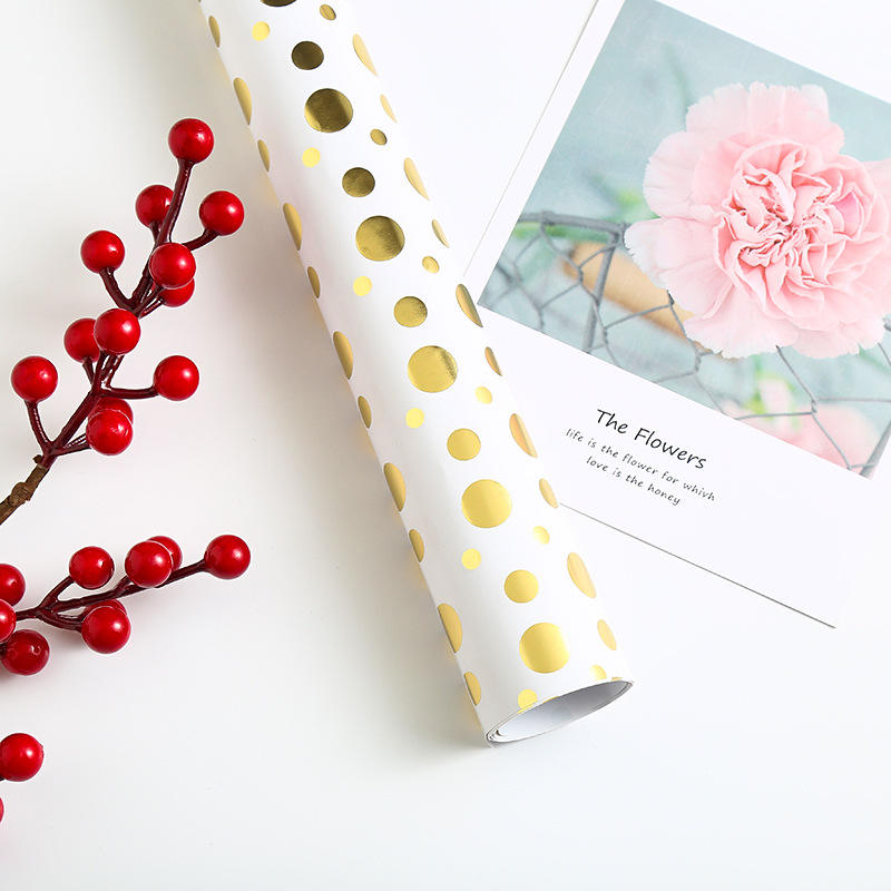 พื้นหลังสีขาวที่มีจุดใหญ่และเล็ก